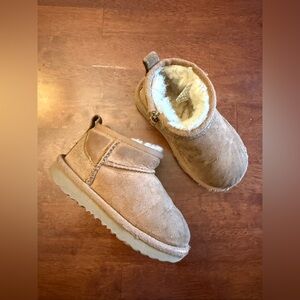 UGG girls boots sz 8 ✨